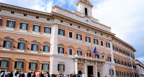 Terremoto a Palazzo Chigi: il governo travolto dal dopo-referendum
